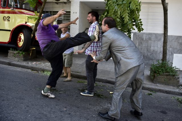 La desopilante pelea callejera de dos hombres quedó documentada en fotos