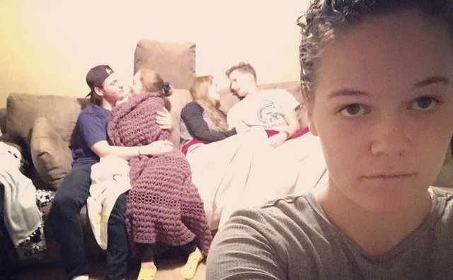 Una joven documenta su solitaria vida rodeada de parejas felices