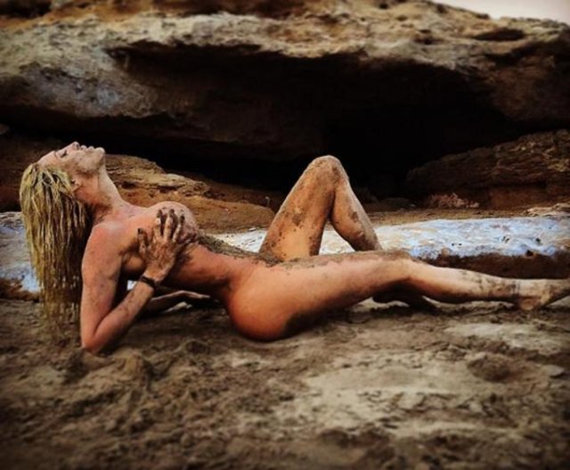 Vicky Xipolitakis despide el 2016 en el barro