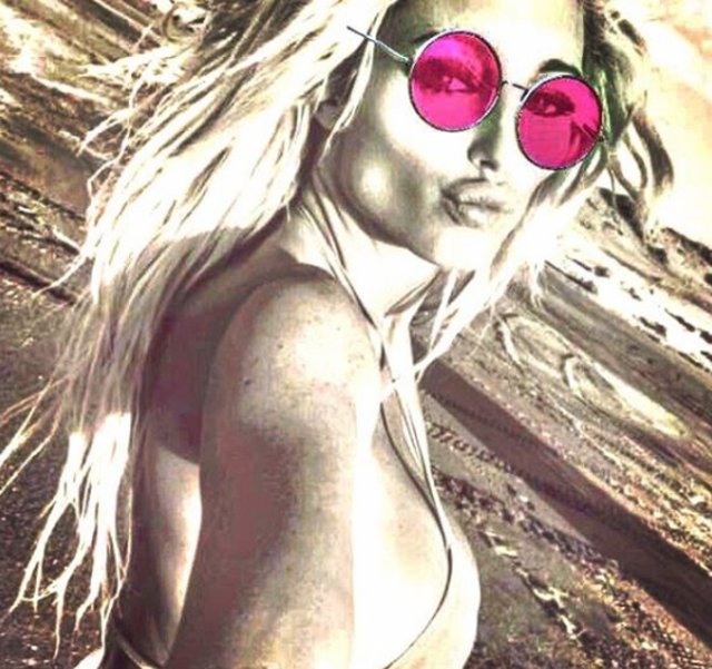 Vicky Xipolitakis despide el 2016 en el barro