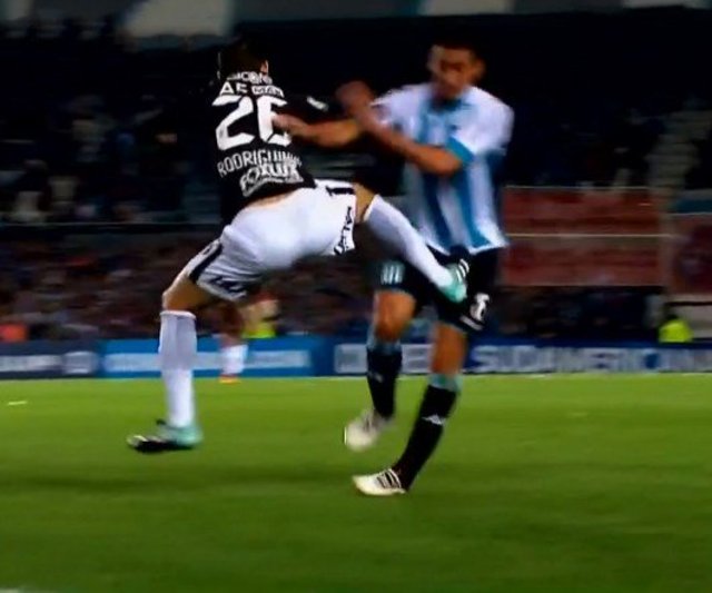 El criminal planchazo del jugador del Corinthians al 'Pulpito' González
