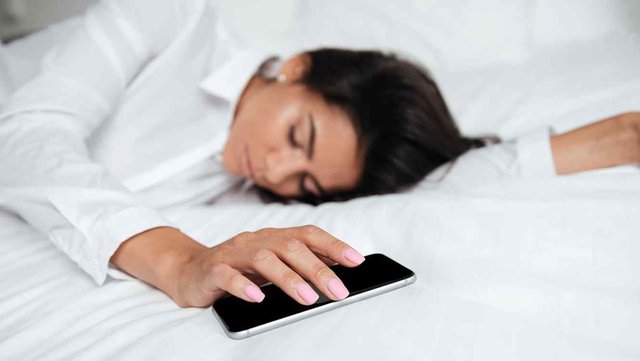 ¿Por qué es peligroso dormir con el celular al lado?