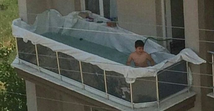 Convirtieron el balcón en una pileta casera y llovieron los memes