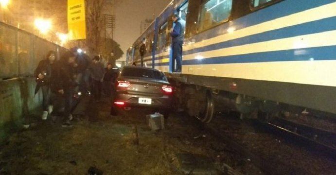 Un auto cruzó con la barrera baja, la conductora está herida