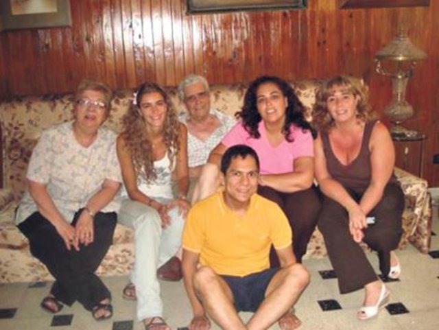 Titina, María Alicia, Hugo, María Paula y Cecilia Inés. En el piso, Esteban Fernando.