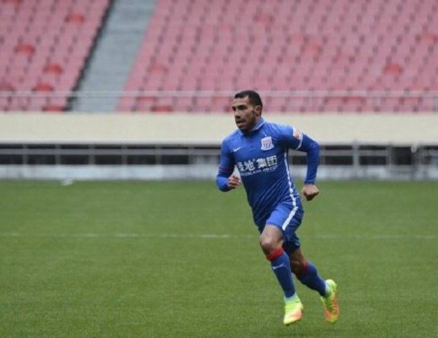 Tevez realizó su esperado debut en el fútbol chino