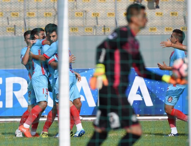 Arsenal pisó fuerte en Perú y le ganó 2-0 a Juan Aurich