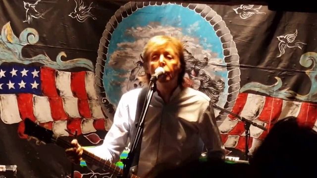 De vez en cuando, Paul McCartney se da el gusto y canta para 300 personas