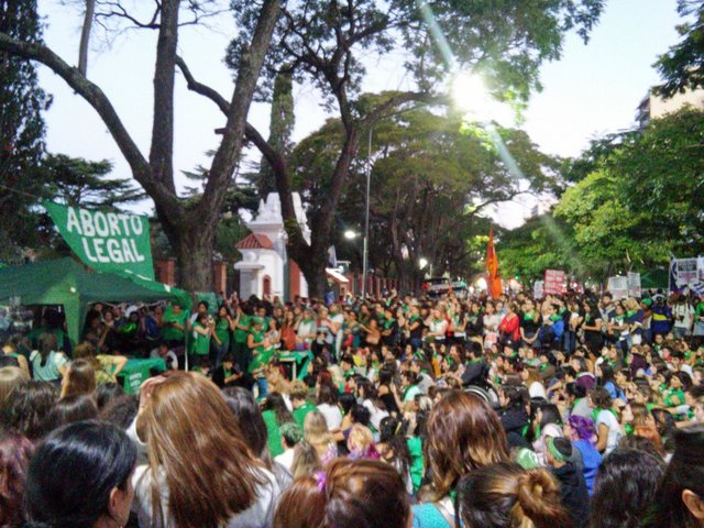 'Pañuelazo' por el aborto legal, en la previa al debate en Diputados