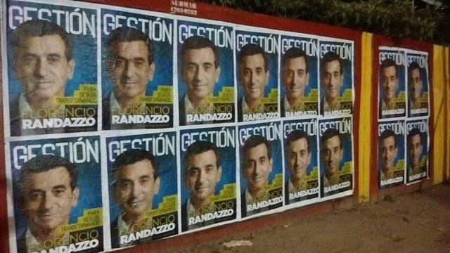 Randazzo desacata a Cristina y empapela Avellaneda con eslogan propio