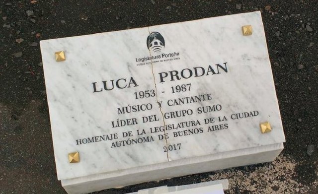 Ahora confundieron el nombre del cantante de Sumo en un placa homenaje