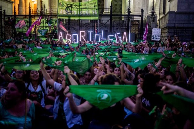 'Pañuelazo' por el aborto legal, en la previa al debate en Diputados