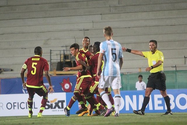 Los pibes del Sub 17 arrancaron el Sudamericano con una derrota ante Venezuela