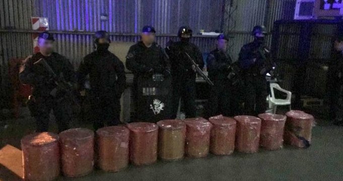 Hallan doce barriles con efedrina en el aeropuerto de Ezeiza