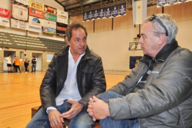 Scioli visitó un club de barrio: ¿Qué le dijeron sus socios?