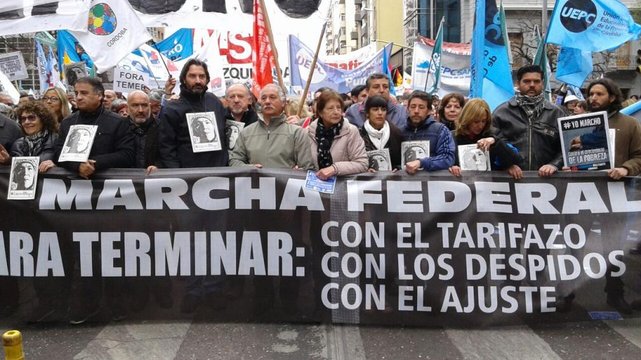 Luego de la masiva marcha en Plaza de Mayo, Triaca convocó a las dos CTA
