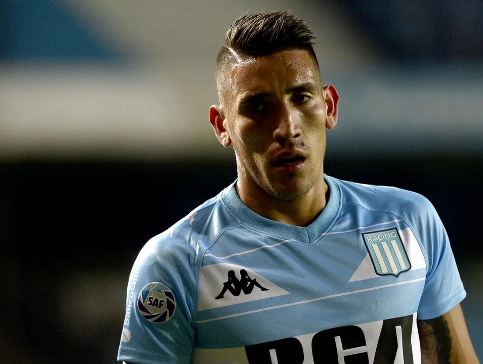 ¿Llegó una oferta por Centurión? En Racing analizan soltarle la mano