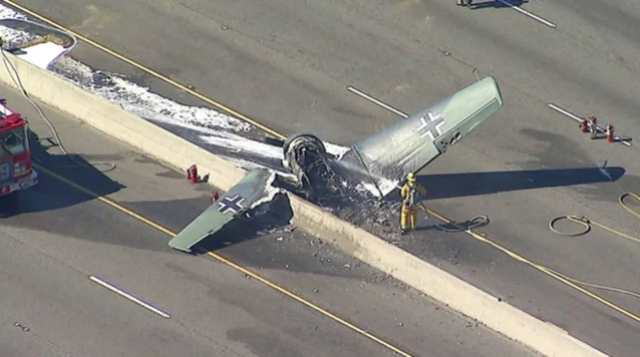 Un avión de “caza nazi” se estrelló en una autopista de Los Ángeles