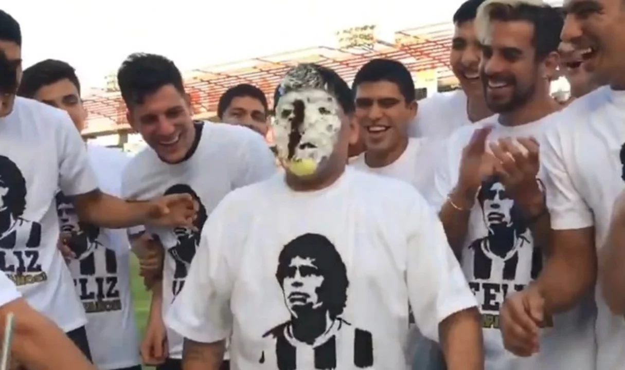 Mirá el tortazo que se comió Maradona por sus propios jugadores