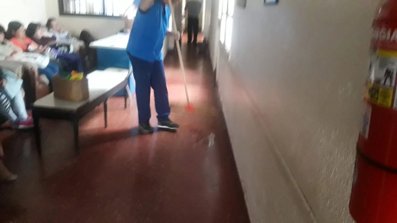 Impactantes imágenes de la inundación en el hospital Evita de Lanús
