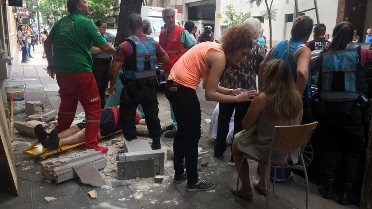 Solo la suerte evitó la tragedia: cayó un balcón en Recoleta