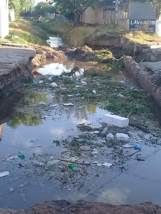 Merlo: el municipio dejó sin terminar una obra y se formó un basural