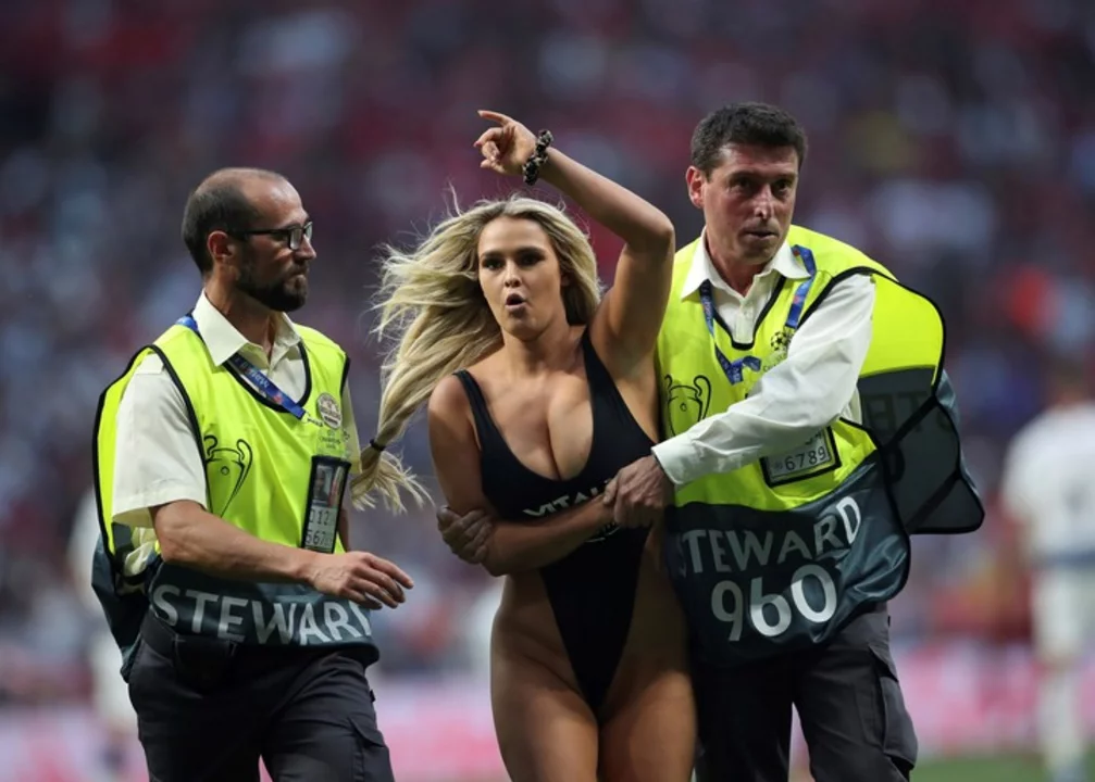 Una mujer en paños menores hizo parar el partido 