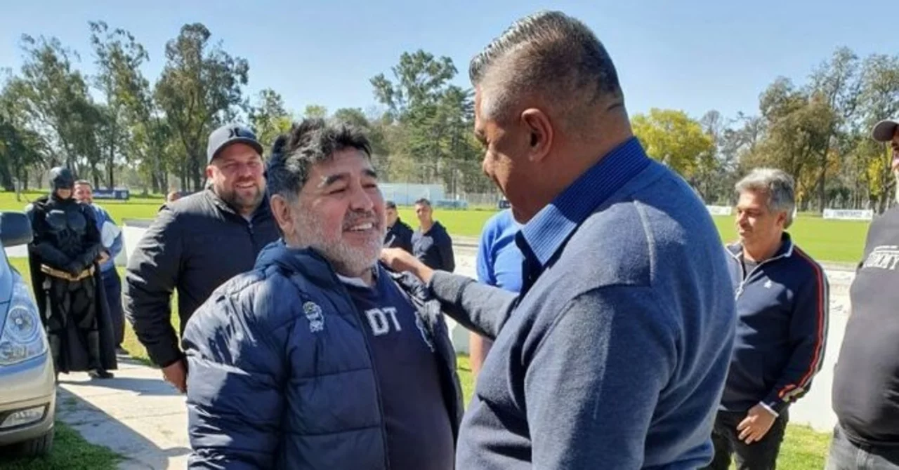 Furor con Diego en La Plata: ¡Hasta Batman lo fue a saludar!