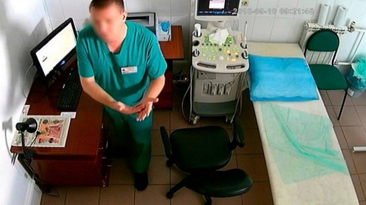 Arrestan a ginecólogo acusado de filmar a pacientes y vender los videos a  una página porno - Diario Registrado