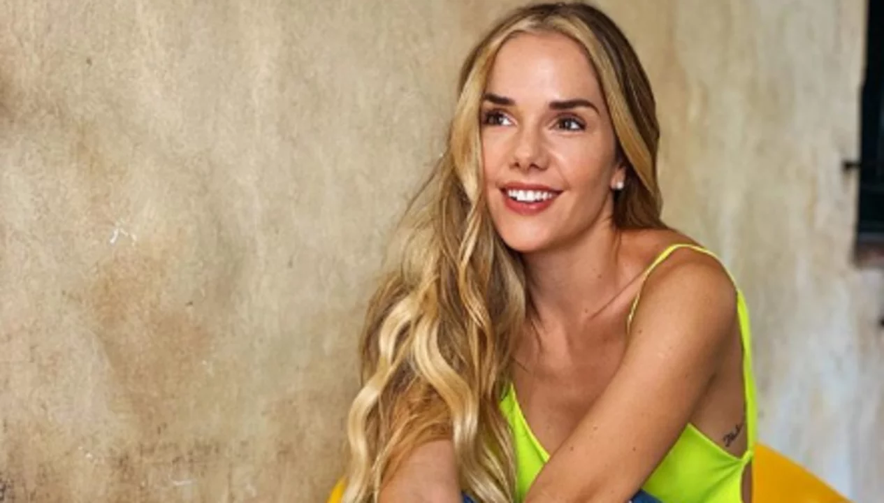La foto en topless de Julieta Nair Calvo durante una sesión de masajes