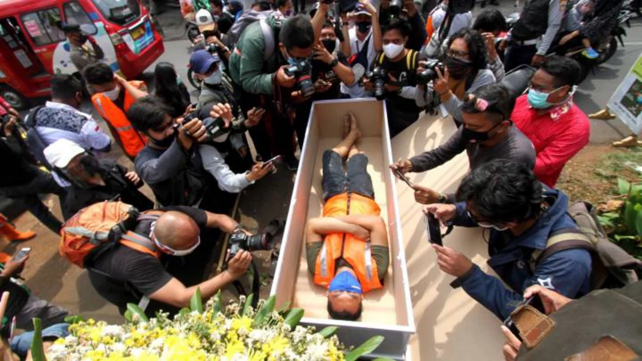 Castigo extremo para quienes no usan barbijo en Indonesia