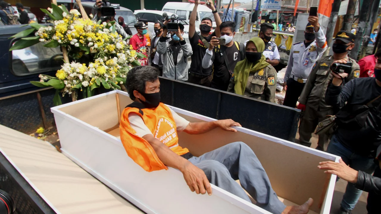 Castigo extremo para quienes no usan barbijo en Indonesia