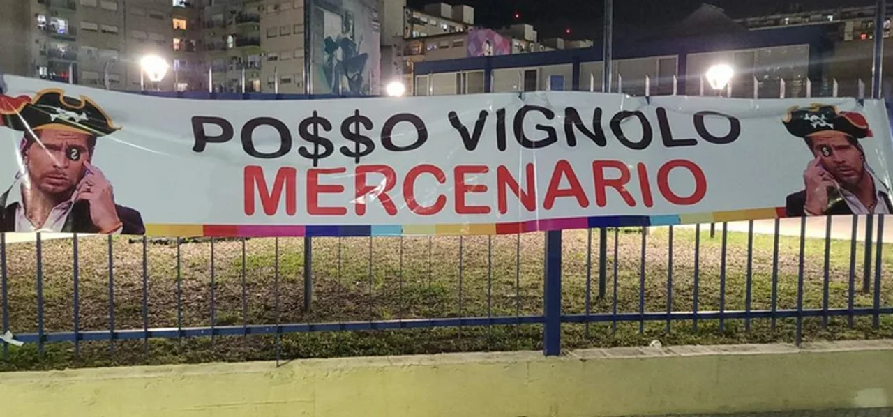 Señalan al hermano de Riquelme por la bandera 'Vignolo mercenario'