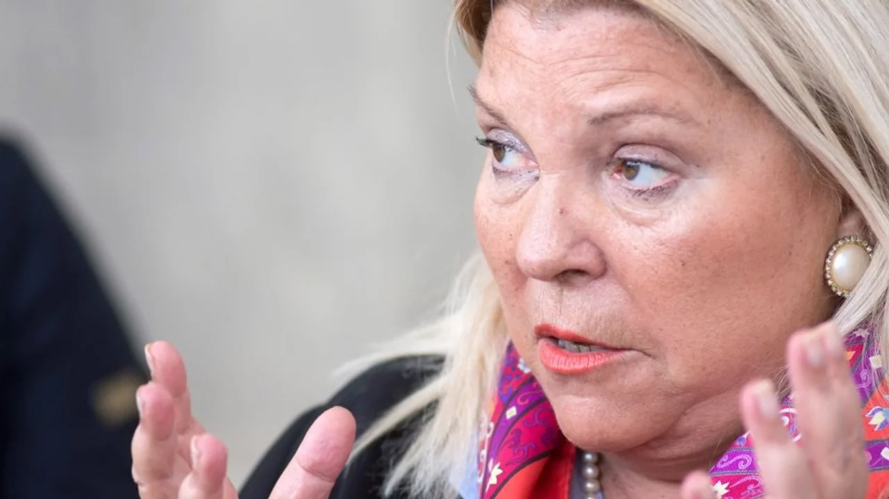 Carrió le cierra la puerta: "Si votás a Milei, votás a un genocida"