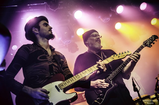 El productor brasileño BID (Funk como le gusta) se subió a tirar magia con su guitarra.