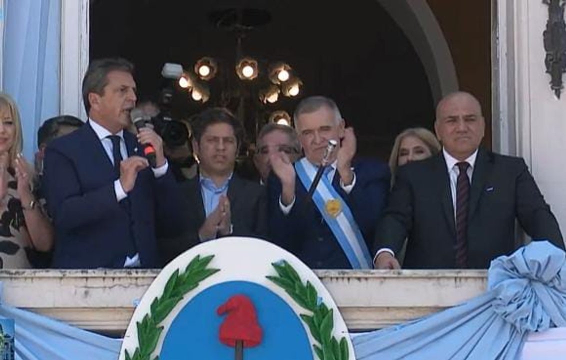 Con guiños a los radicales, Massa homenajeó a Alfonsín en Tucumán