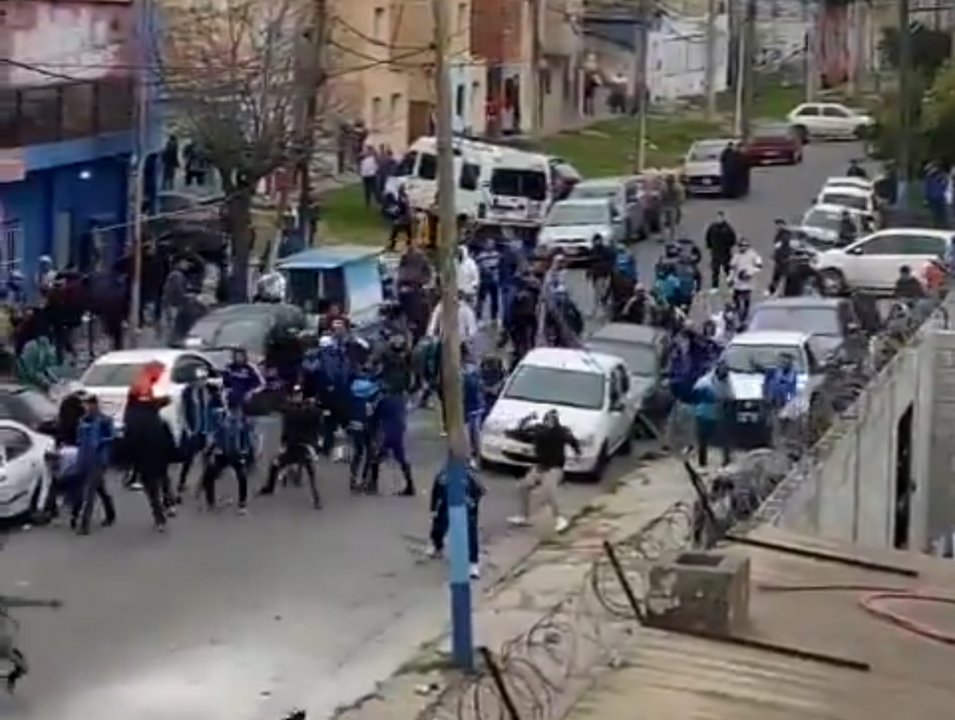 Violencia pura: batalla campal entre la barra de San Telmo y la policía -  Diario Registrado