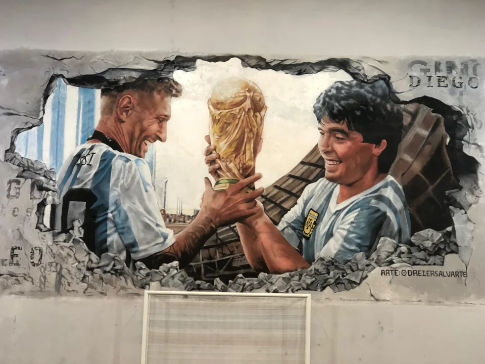 Cuatro años sin Maradona: el mural que captura su legado junto a Messi