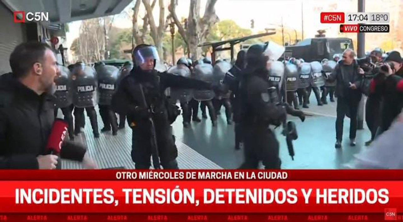 "¿Cómo me vas a tirar al cuerpo?": la policía le disparó a un periodista de C5N y se vivió un momento de extrema tensión
