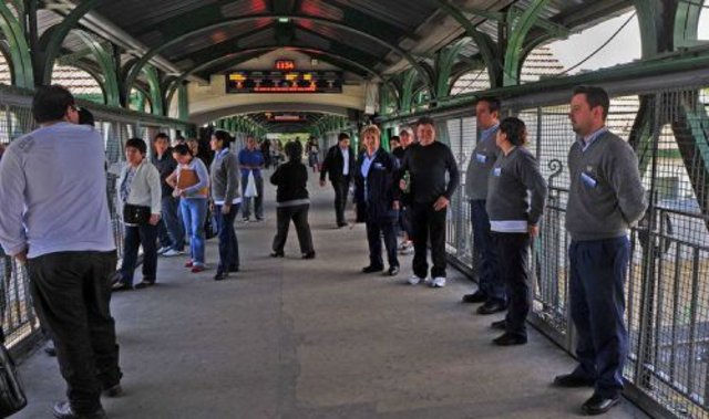 El Tren Roca prohíbe el paso de vecinos por el puente principal