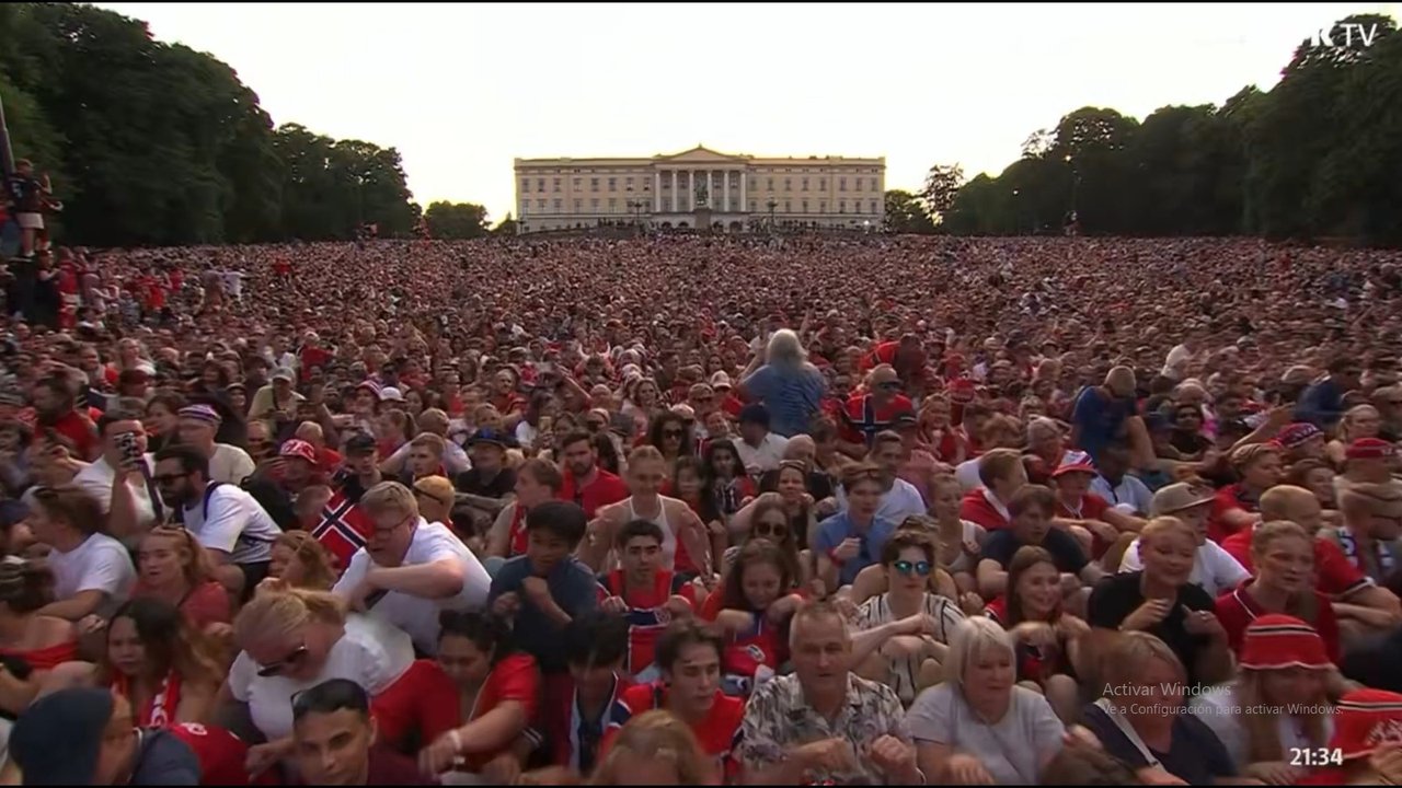 Una multitud se reunió para recibir al seleccionado noruego y todos juntos hicieron el remo vikingo