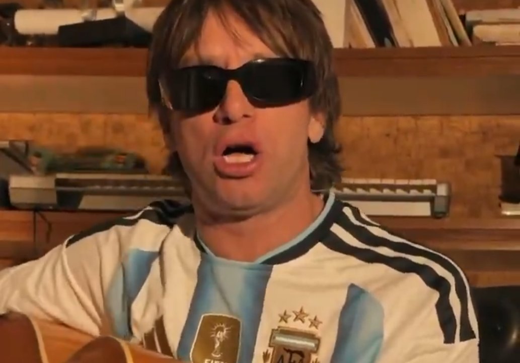 La tremenda versión argenta de Wonderwall hecha por Joaquín Levinton en la previa del Argentina-Inglaterra