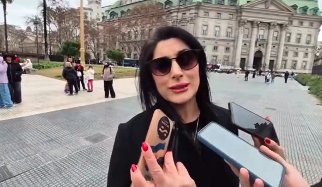 La diputada Juliana Santillán dio una clase de economía en plena calle, pero nadie la entendió