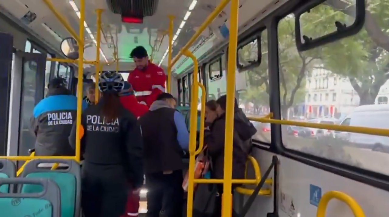 Tensión en la 9 de Julio: atacaron un colectivo a piedrazos y tres pasajeros terminaron heridos