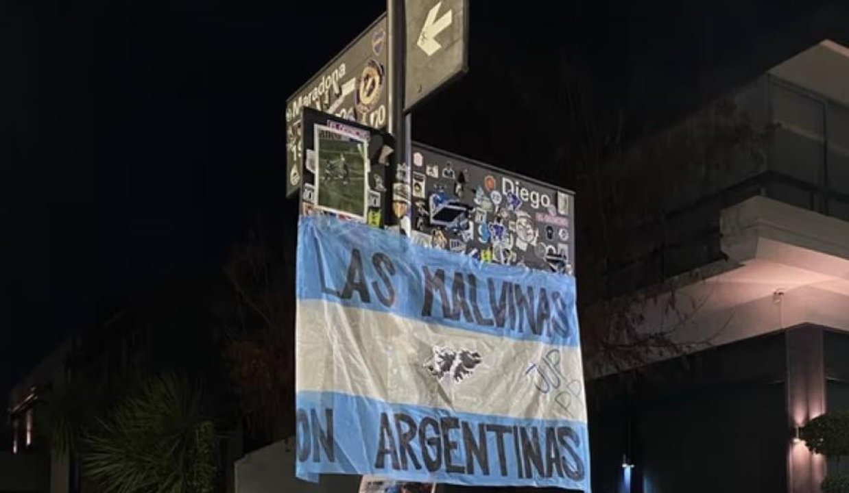El santuario espontáneo que se armó en Segurola y Habana esperando el partido con Inglaterra