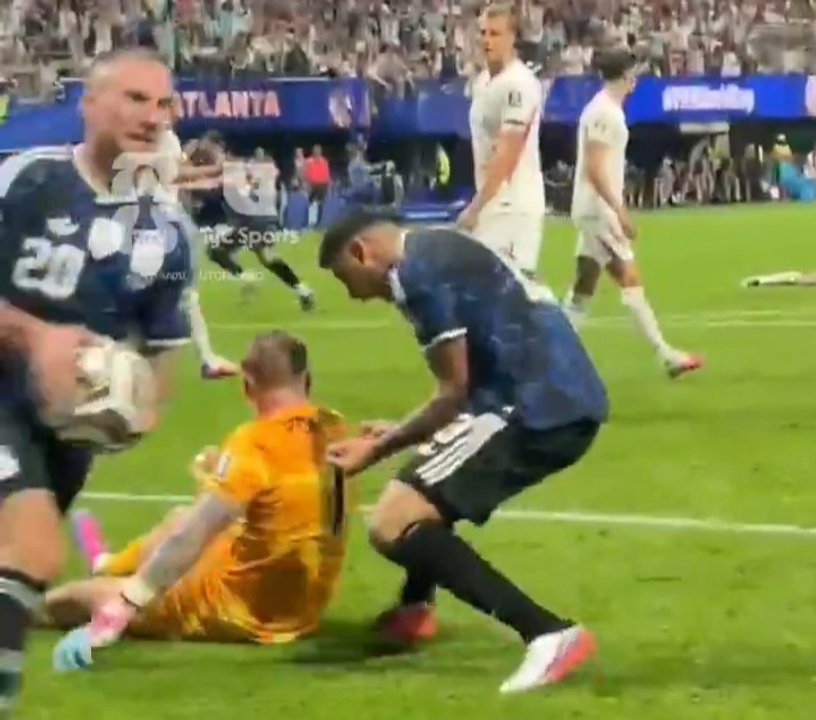 El festejo más picante: el Cuti Romero le gritó el gol en la cara a Pickford y se hizo viral