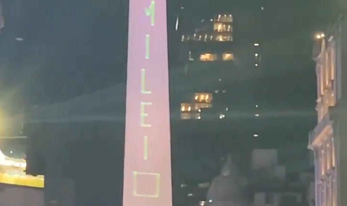 Proyectaron en el Obelisco un mensaje en contra de Milei y el video se hizo viral