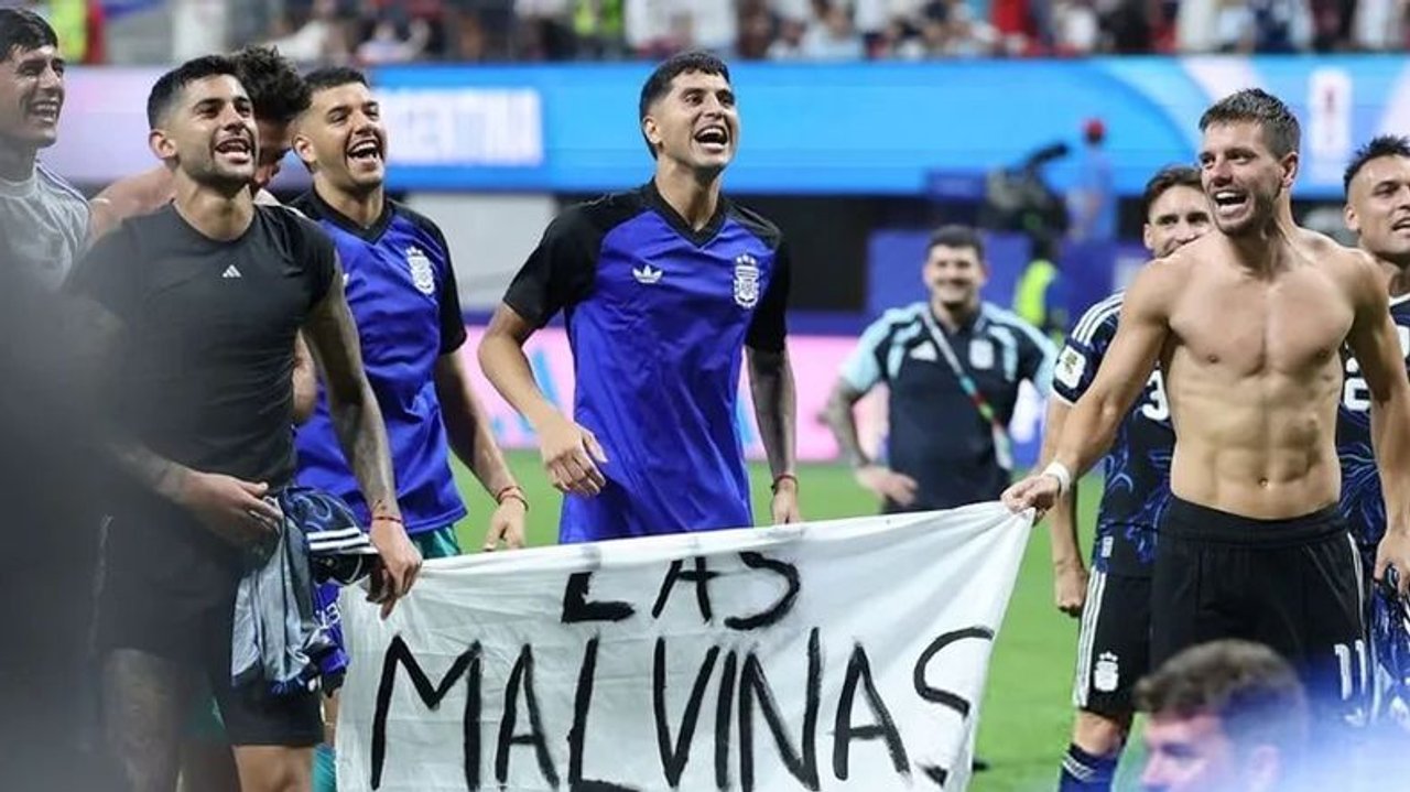 Las increíbles respuestas de Paredes y Lisandro Martínez cuando les preguntaron por la bandera de Malvinas