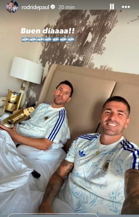 La foto que publicó Rodrigo De Paul: festejando en la cama con Leo Messi a puro mate y alfajores