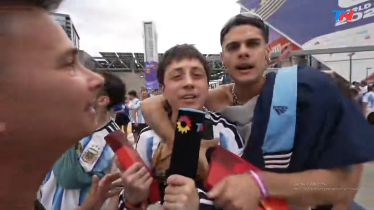 La locura de Catriel y Paco Amoroso a la salida del estadio tras el 2 a 1: “Margaret Touch my cock’”